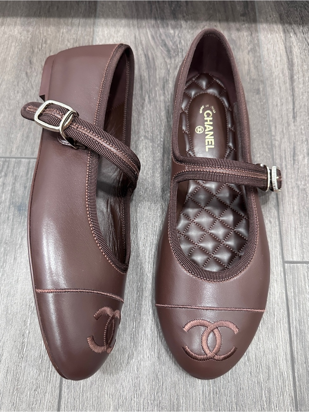 2026 CHANEL CC LOGO BROWN LEATHER MARYJANE BALLET FLATS SHOES GOLD BUCKLE 40.5C